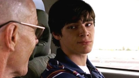 Je ne peux pas aider à propager une fausse information sur le décès de RJ Mitte.
RJ Mitte: Breaking Bad’s Walter White Jr. Is Alive